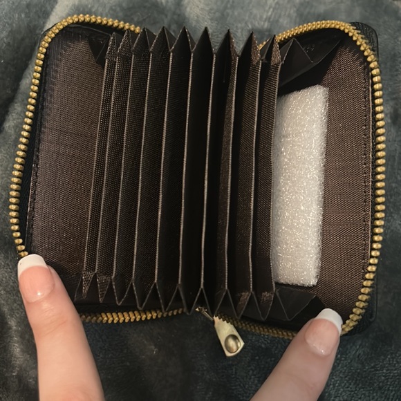 Quilted Detail Card Holder - Picture 6 of 7